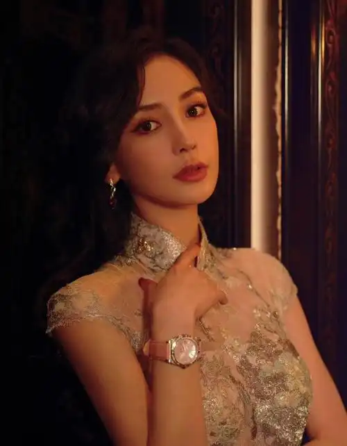 杨颖中国山水画定制旗袍写真锦丝飞彩勾勒玲珑雅致