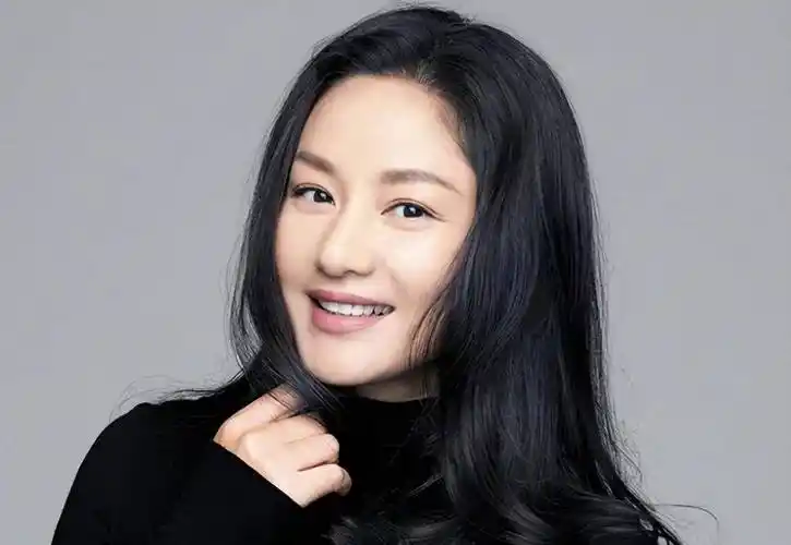 瞿颖:为爱情放弃事业,51岁未婚未育,余生与妈妈相依为命_罗中旭_父母