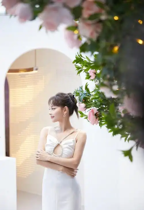 张嘉倪出席宝格丽香氛活动 穿白色镂空吊带裙女神范十足_高清图集