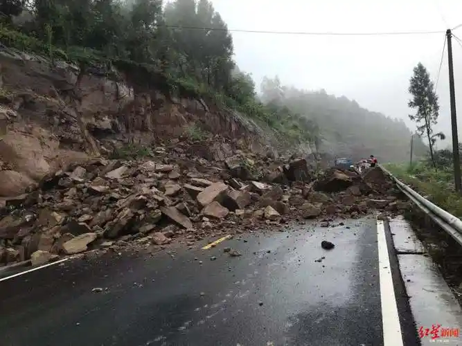 南充蓬安一山体滑坡阻断道路幸无人员伤亡