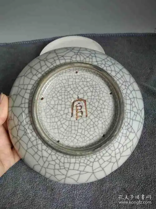 少见宋代官窑冰裂开片赏盘