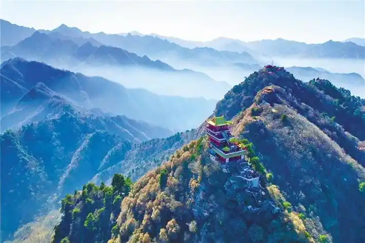 二〇二三年十二月九日,秦岭终南山南五台景区云雾缭绕(资料照片).