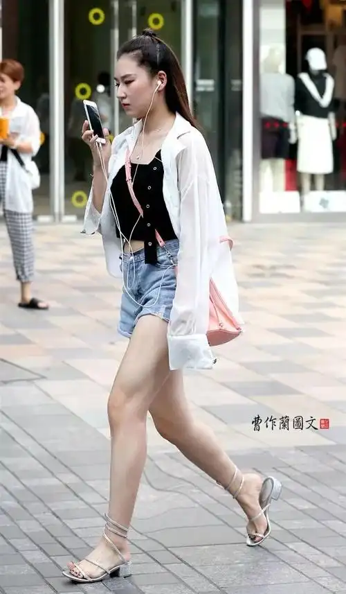 街拍:异彩纷呈的超短短裤美女
