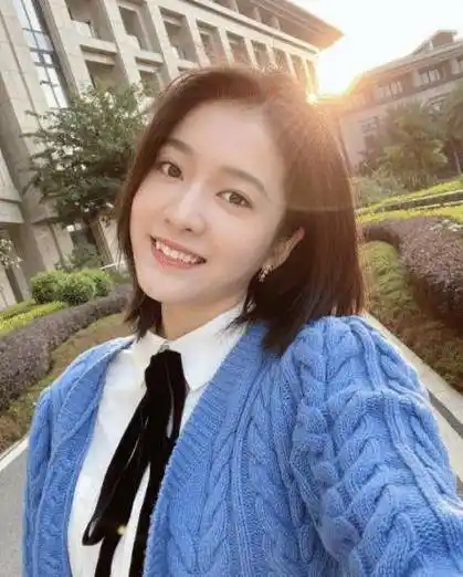 偶尔尝试一些新风格也是可以理解的,像张雪迎这个年龄正是小女生爱美