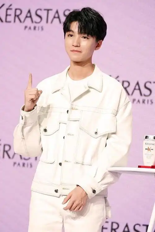 王俊凯真是少年典范纯白色穿搭阳光帅气还很有型超赞