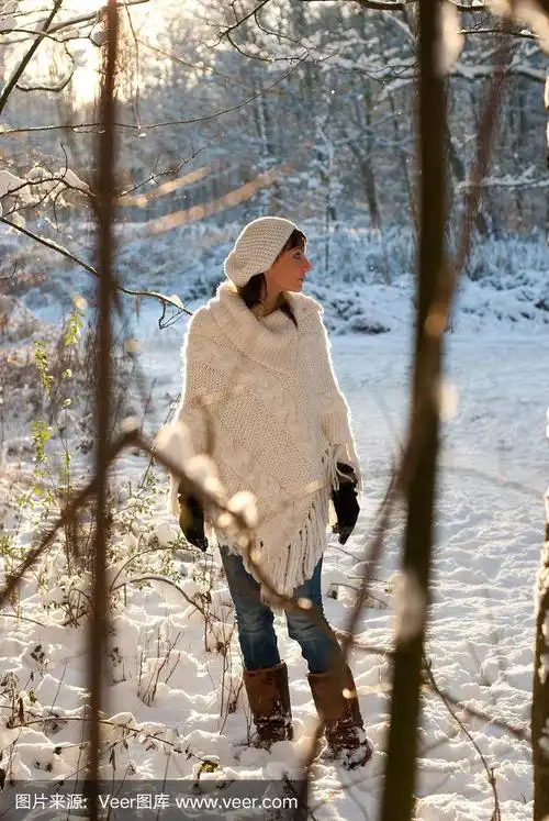 白雪中美丽的年轻女子