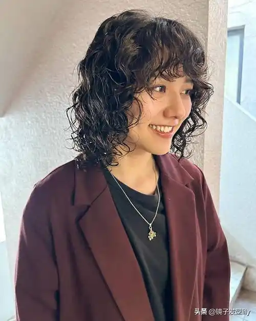 头发少的女性选发型,可以试试全头烫波波头,时尚有型显发量