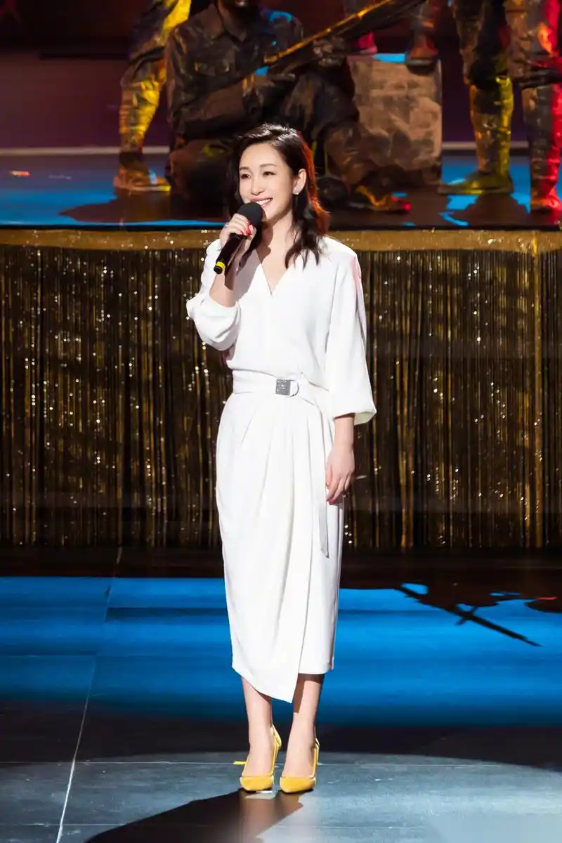 秦海璐身穿白色v领连衣裙参加"优秀电视剧百日展播"启动仪式,简单的