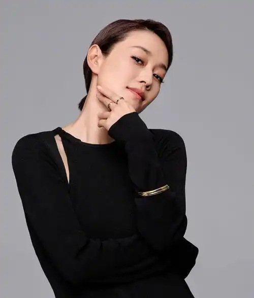 马伊琍最新时尚大片曝光顶着老阿姨的发型穿着婶婶的衣服