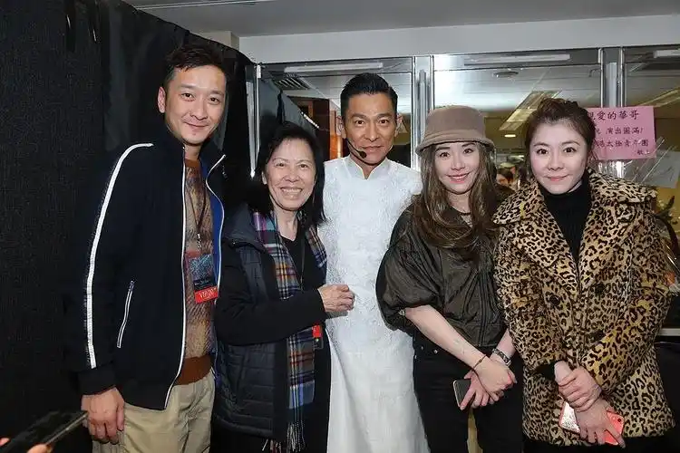 朱丽倩再次携女看刘德华演唱会 刘向惠正脸曝光 现场撒娇超可爱