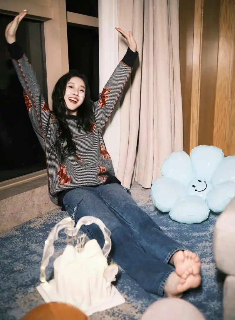 姜贞羽,人很漂亮,但是脚真不咋地,脚趾太短了!