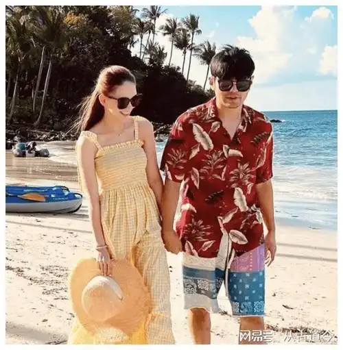 周杰伦晒与昆凌看球赛合照甜蜜的二人世界