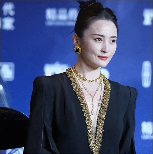 被48岁蒋勤勤的中年状态惊艳到穿衣不扮嫩不显老优雅又高级