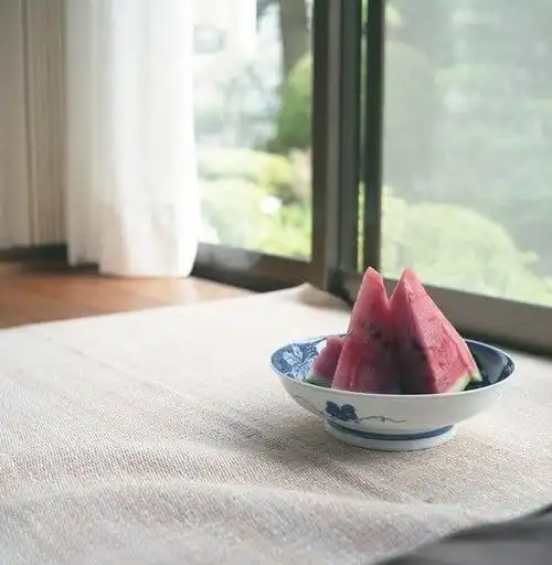 年轻的我们很容易浮躁,想安静的看透生活,却总是沉不下那颗躁动不安的