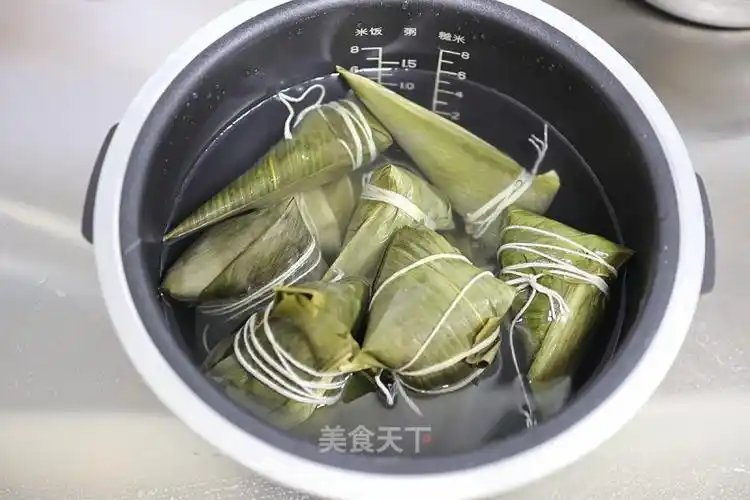 包好的粽子放在凉水锅里;我用电饭煲"煲汤"档,1.