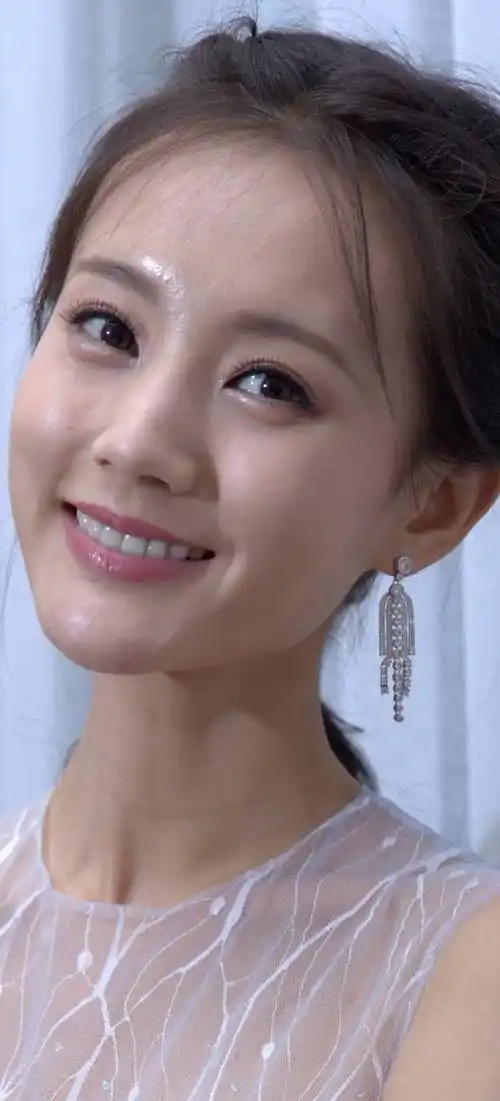 然而,李一桐却以一张素颜的脸,成功挑战了这一极限.