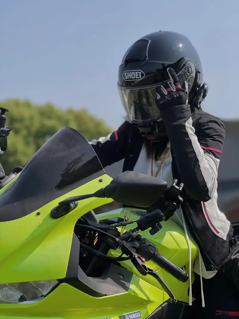 机车 #图文 #女骑 #骑帅不骑快 #机车小姐姐 戴上头盔 - 抖音