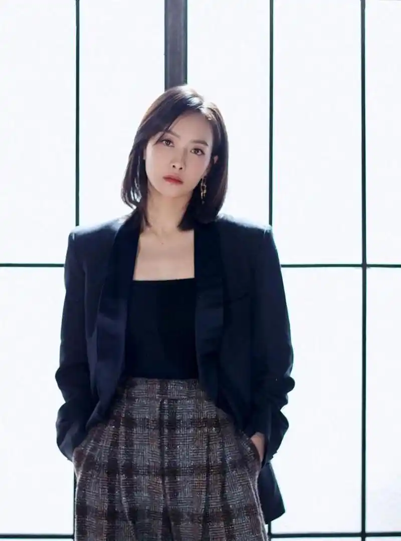 而最近爆火的无疑是宋茜与宋威龙的高甜言情剧《下一站是幸福》,让人