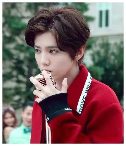 关晓彤与鹿晗新招曝光受网友热议敬绕耳