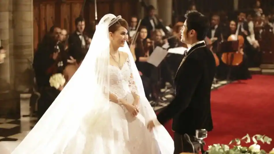 周杰伦婚礼浪漫影片曝光 甜蜜亲吻娇妻昆凌