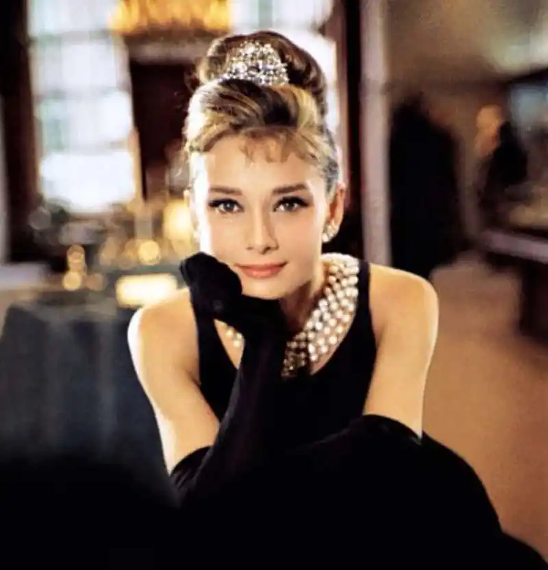 奥黛丽·赫本让更多的人了解了经典小黑裙