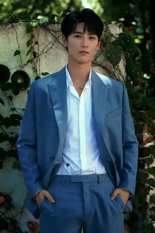 黄俊捷身着西装廓形利落举手投足间尽显少年绅士风