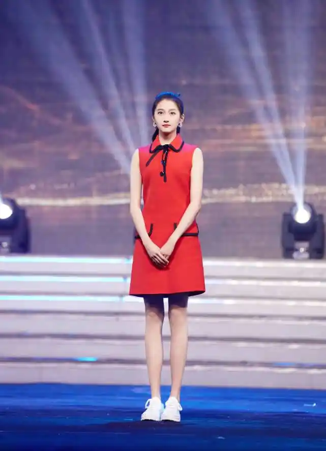 最主要的还是身高吧,关晓彤的身高在娱乐圈女子人中也不算是矮的吧?