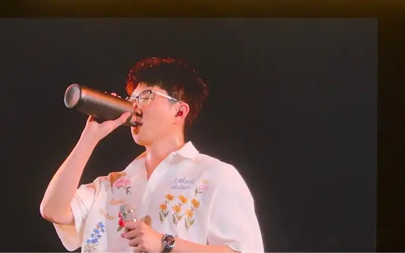 毛不易|消愁 每唱完一首歌就要掏保温杯出来喝水的毛毛也太可爱了吧!