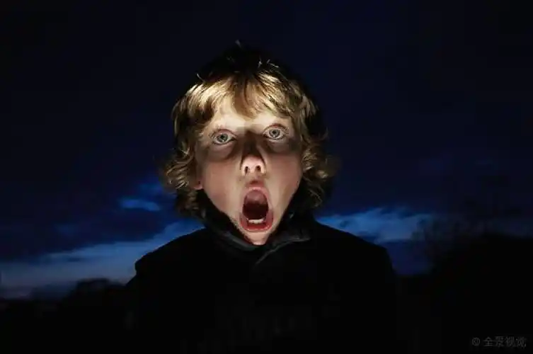 男孩_做鬼脸_图片素材