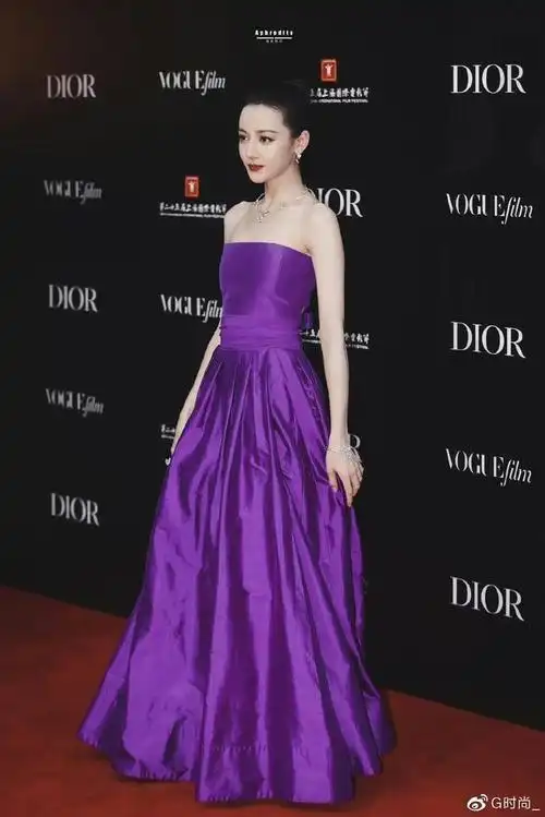 迪丽热巴为粉丝长脸,蝴蝶骨真的很好看,紫色抹胸长裙精致有范儿__财经