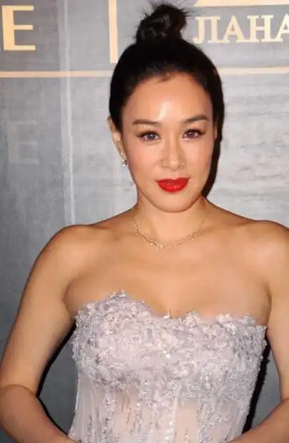 钟丽缇和张伦硕亮相活动穿一袭灰色抹胸礼服裙展现优雅气质范