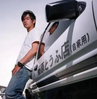 周杰伦在其中饰演了男主角,而他却因为送豆腐无意中称为了赛车高手,被