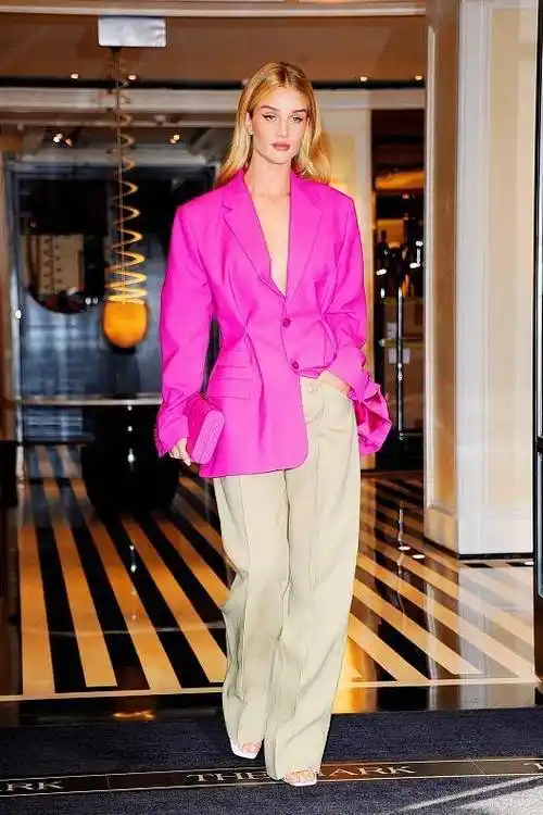 玫红色搭配什么颜色?玫红色上衣搭配图片 - 第5张