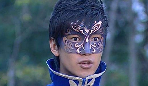 为何在巴拉拉小魔仙中,只看见游乐的母亲魔仙女王,他的父亲在哪