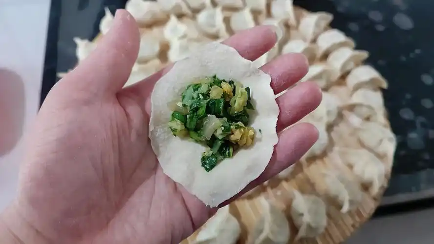 老妈调馅,和面,擀皮,我包饺子.边包边唠唠家常,好久没有这样的场景了.