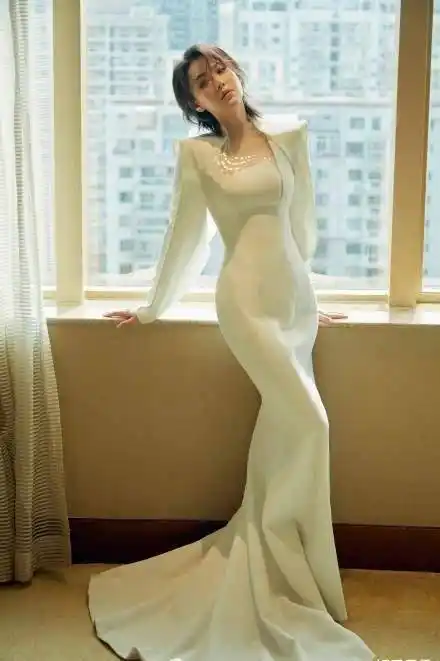 直击金鸡奖女星生图,柳岩难得保守变时尚女,七岁小童星最甜美可爱