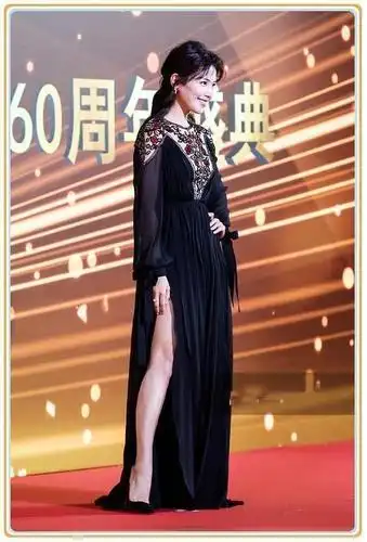 刘涛尴尬了穿裙子亮相看脸20岁却被腿出卖年龄