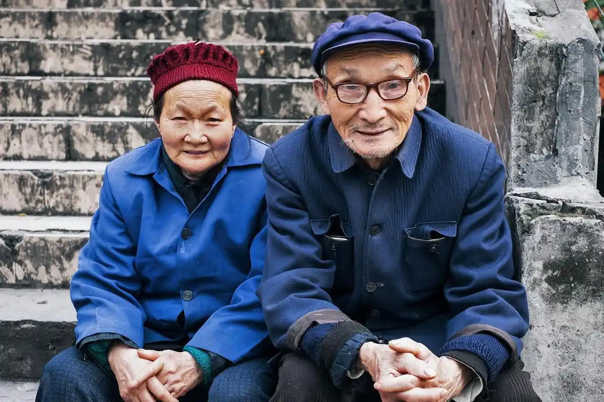 马路边歇脚的老夫妻,女的看起来相对年轻.