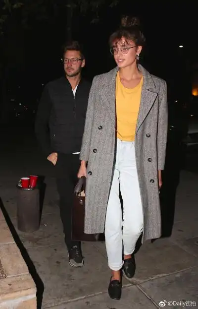 小泰山taylor hill和男友在贝利佛山出街