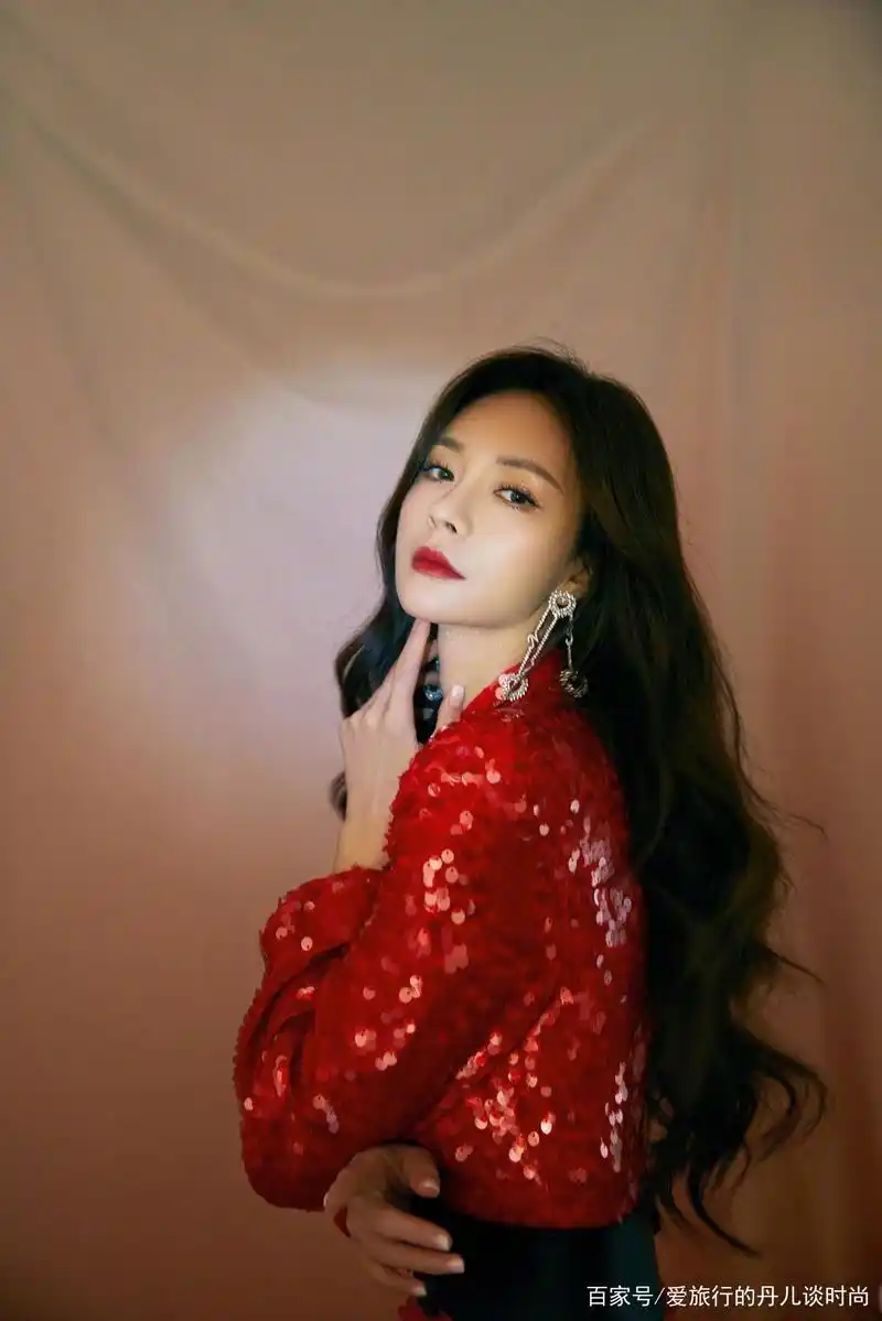 沈梦辰一袭大红色亮片连衣裙娇艳动人,氛围感十足