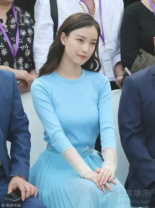 倪妮脚踩白色一字带高跟鞋,搭配透明pvc腰带.