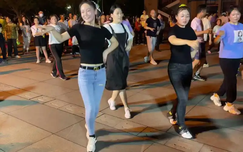 苏州美女跳广场舞女人味十足,水蛇腰舞动全场,这就是恋爱的感觉