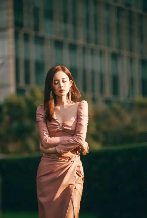 古力娜扎身材比例真好穿抹胸皮裙曲线迷人又纯又欲美翻了