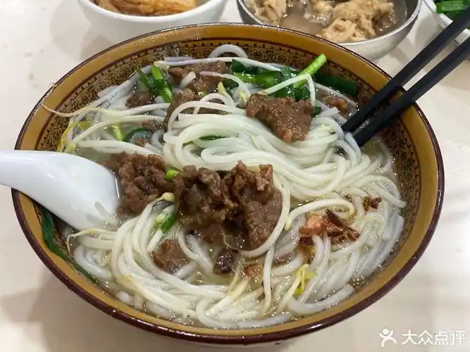 推荐菜:艳萍清汤粉位于龙岩市新罗区西安南路芝华士大厦5号店(近莲花