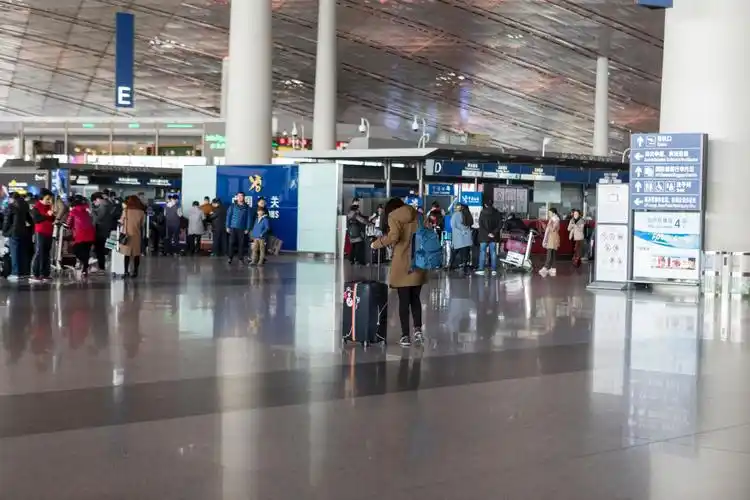北京首都机场络绎不绝的游客
