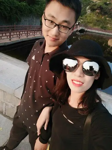 和司机合照一张,假装一起来玩