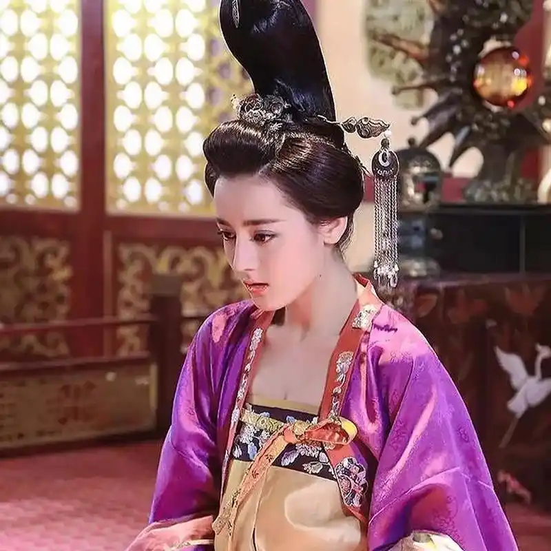 当年我一定是眼瞎,才没发现《美人制造》里的迪丽热巴,太惊艳了.