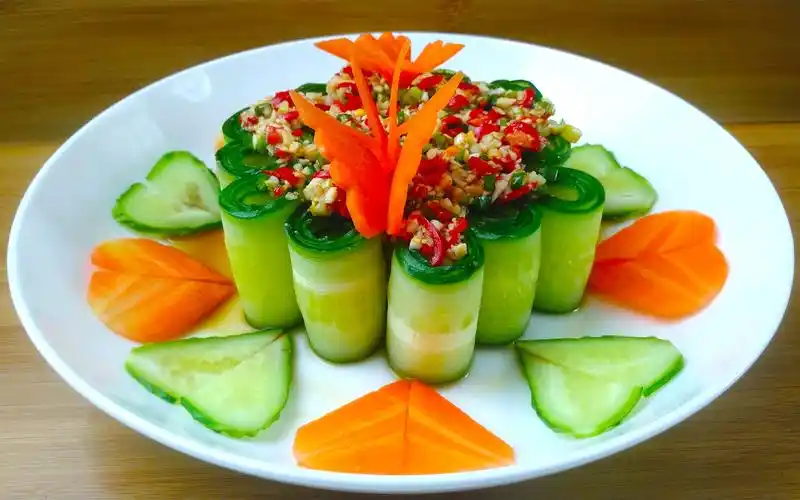 凉拌黄瓜卷做法简单,口感清脆香辣开胃,是很好吃的凉拌菜