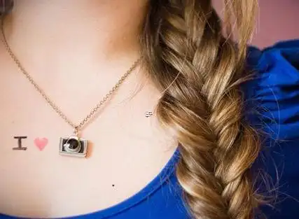 右手掌小指背有痣的地方代表什么 右手手心长痣在太阴丘代表什么