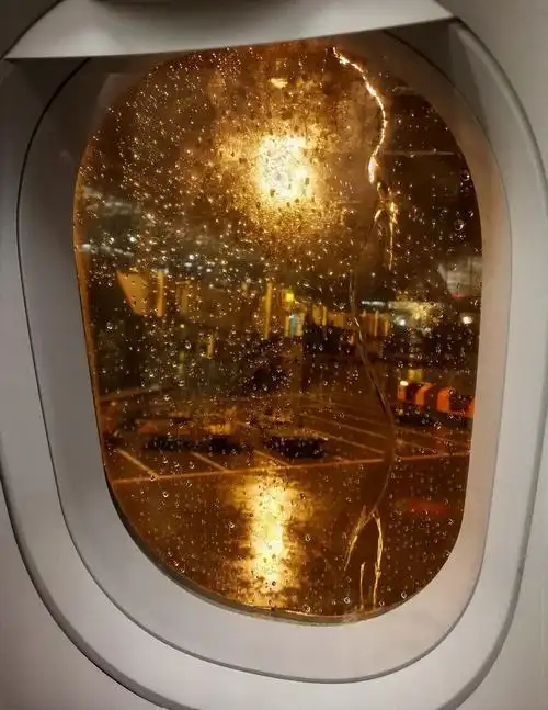 暴雨上海虹桥机场晚上十点多的航班已登机因雷雨交加被困机上七个多